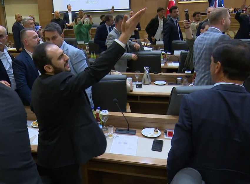 Büyükşehir Meclisi'nde ortalık bir anda karıştı - Resim: 3