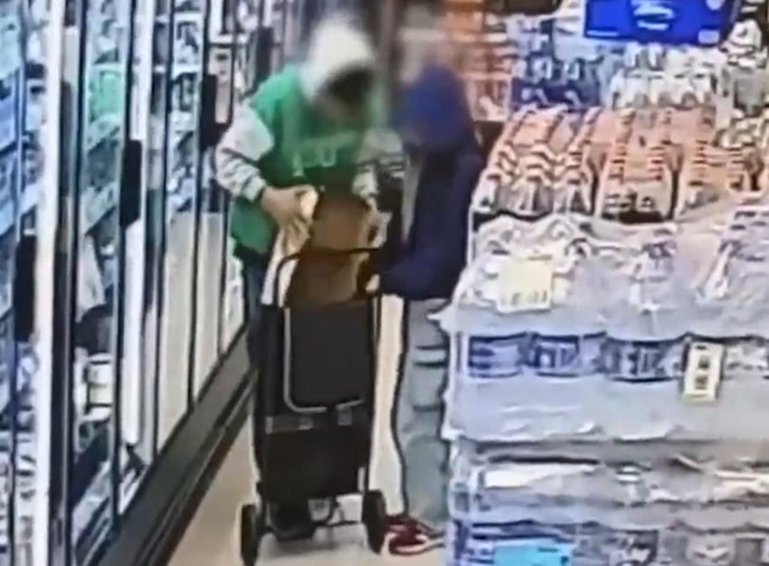 Çocuk değil şehir eşkiyası! Pazar arabasıyla market soygunu kamerada - Resim: 3