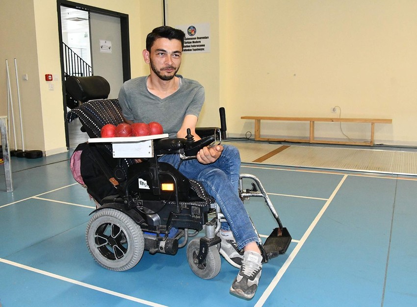 Yıllarca evden çıkmamamıştı... Engellerini aşıp milli takıma girip kürsüye çıktı - Resim: 1