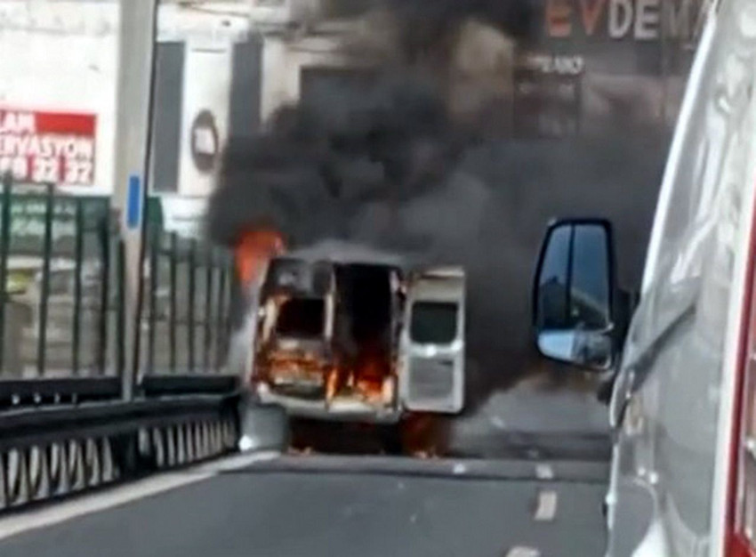 İstanbul trafiğinde korku dolu anlar: Minibüs alev alev yandı - Resim: 1