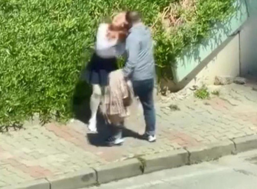 İstanbul'da sokak ortasında dehşet! Genç kadını yumruklayıp yardım etmek isteyenlere saldırdı - Resim: 2