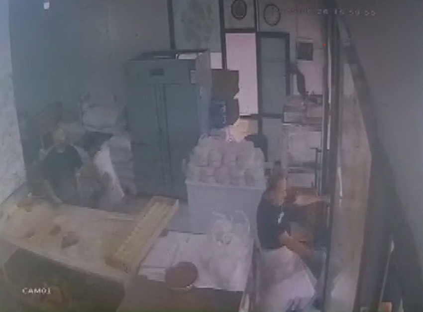 Çocuğun kullandığı kamyonun altında ezilmekten saniyelerle kurtuldular - Resim: 2