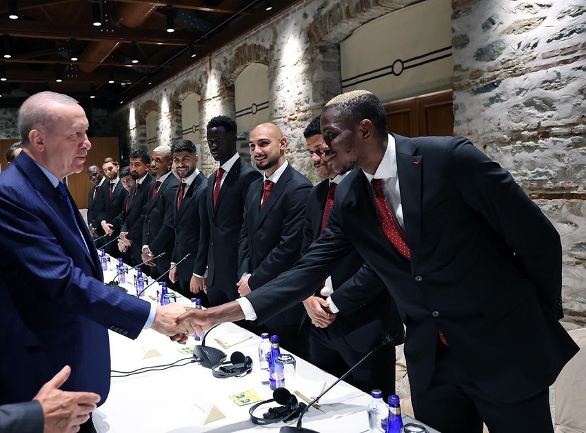 Erdoğan, şampiyon Galatasaray'la buluştu! Üç futbolcudan forma hediyesi - Resim: 3