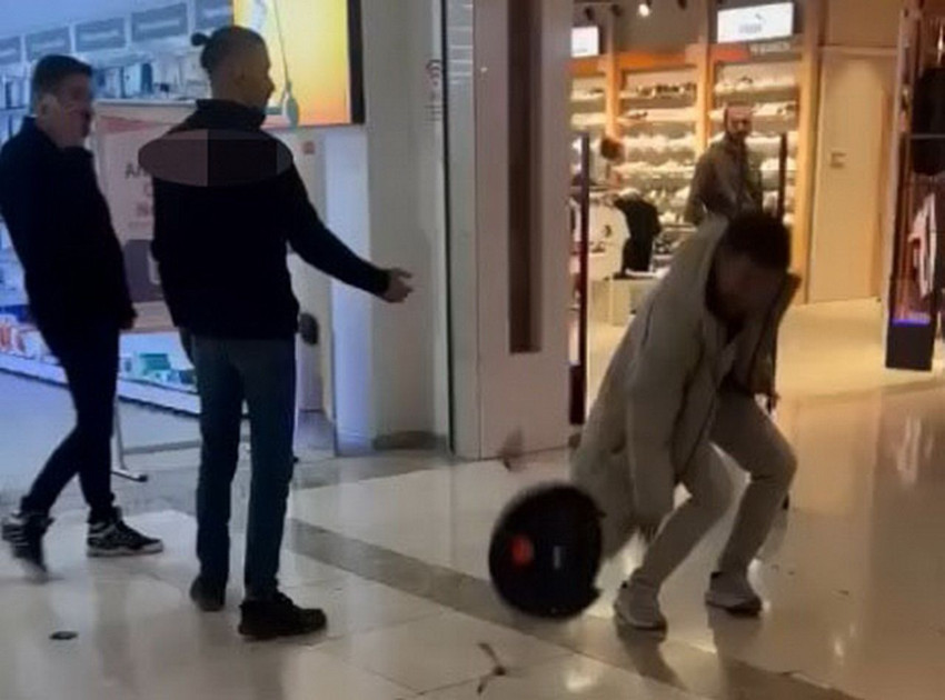 Sürekli arızalanan robot süpürgeyi AVM'de mağazanın önünde parçaladı - Resim: 1