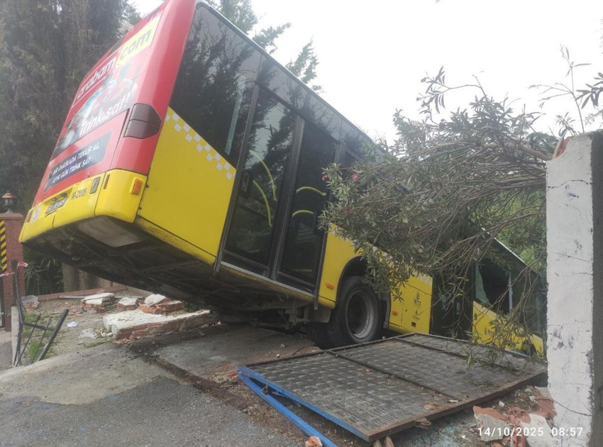 İstanbul'da freni patlayan belediye otobüsü bahçe duvarında asılı kaldı - Resim: 4