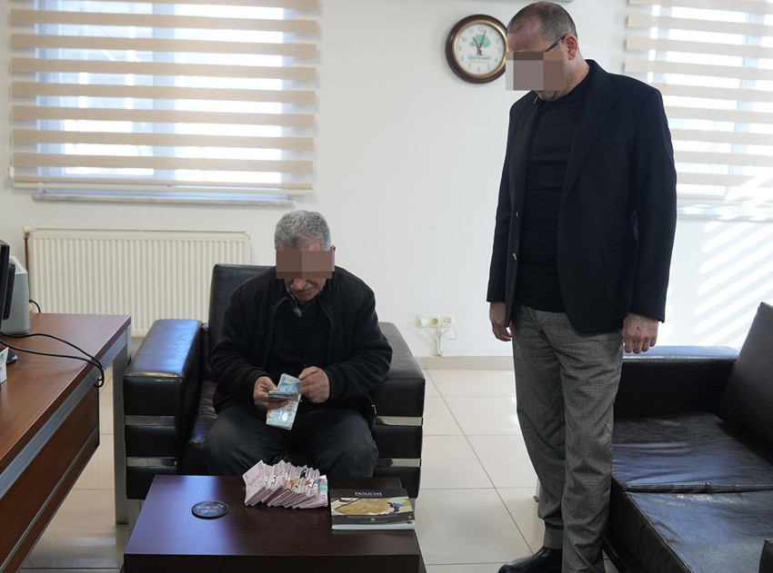 Bir elinde çöp, diğer elinde para poşeti vardı... Öyle bir hata yaptı ki... - Resim: 3