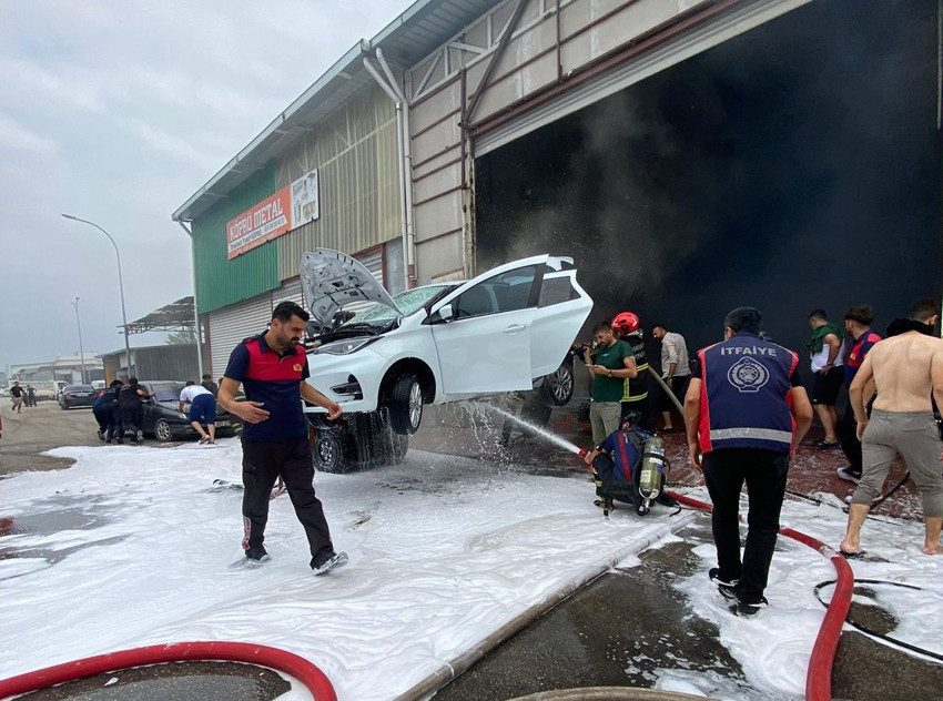 Park halindeyken yanan elektrikli aracı 2 saat boyunca söndüremediler! - Resim: 1