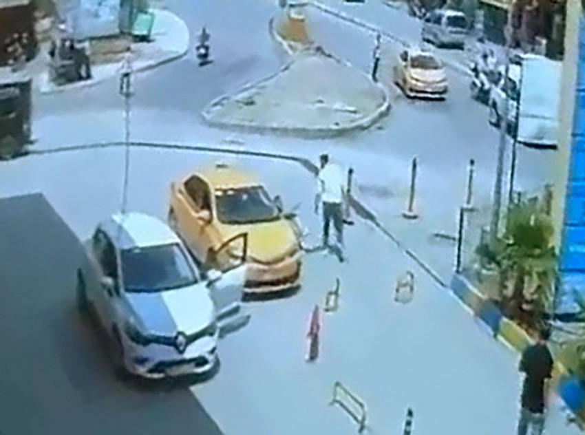 Şehir teröristi kamerada! Trafikte tartıştığı taksiciyi takip edip, bıçakladı! - Resim: 4