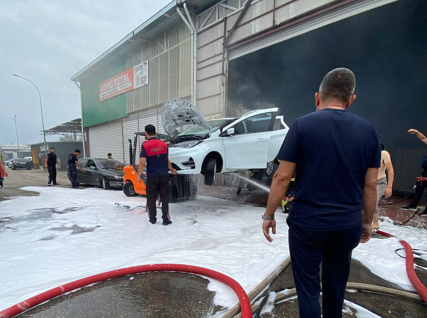 Park halindeyken yanan elektrikli aracı 2 saat boyunca söndüremediler! - Resim: 2