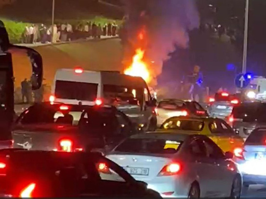 İstanbul trafiğinde korku dolu anlar: Kaza yapan araç alevler içinde kaldı - Resim: 2
