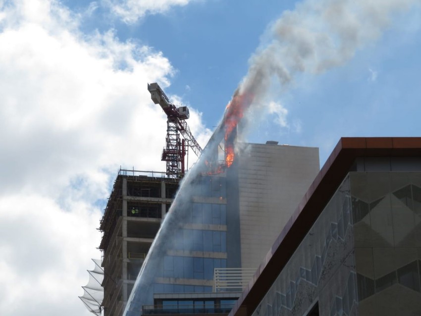 İstanbul'da 17 katlı iş merkezinde yangın paniği - Resim: 3