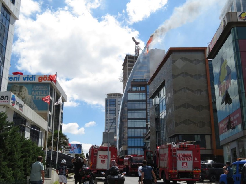 İstanbul'da 17 katlı iş merkezinde yangın paniği - Resim: 2