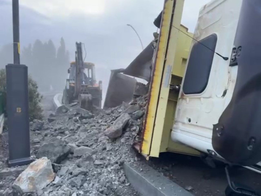 Yer yarıldı koca harfiyat kamyonu içine düştü - Resim: 4