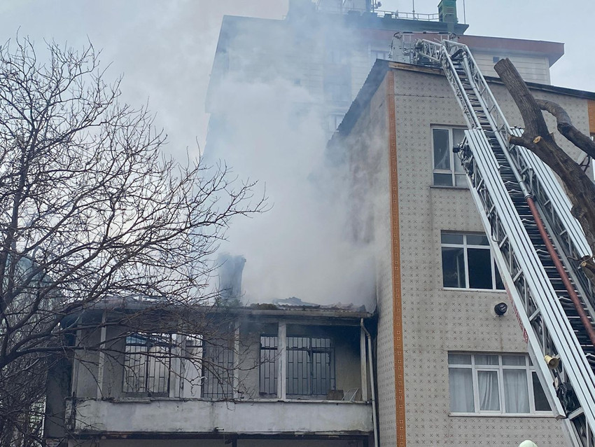 İstanbul'da gecekondu yangını: Yan binaya da sıçradı - Resim: 2
