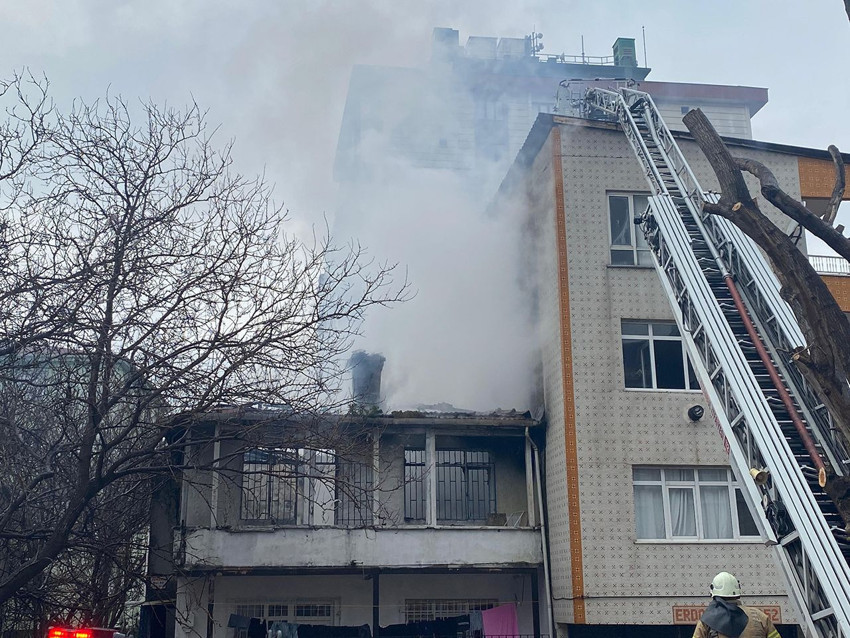 İstanbul'da gecekondu yangını: Yan binaya da sıçradı - Resim: 3