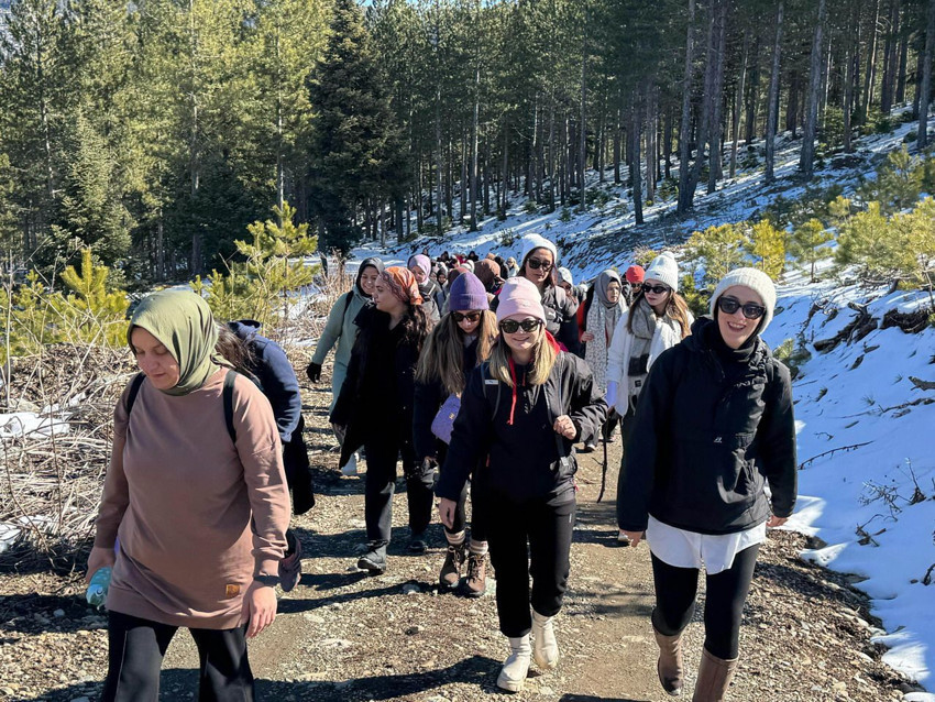 267 kadın 9 kilometre karda yürüyüp, şiddete dikkat çekti - Resim: 4