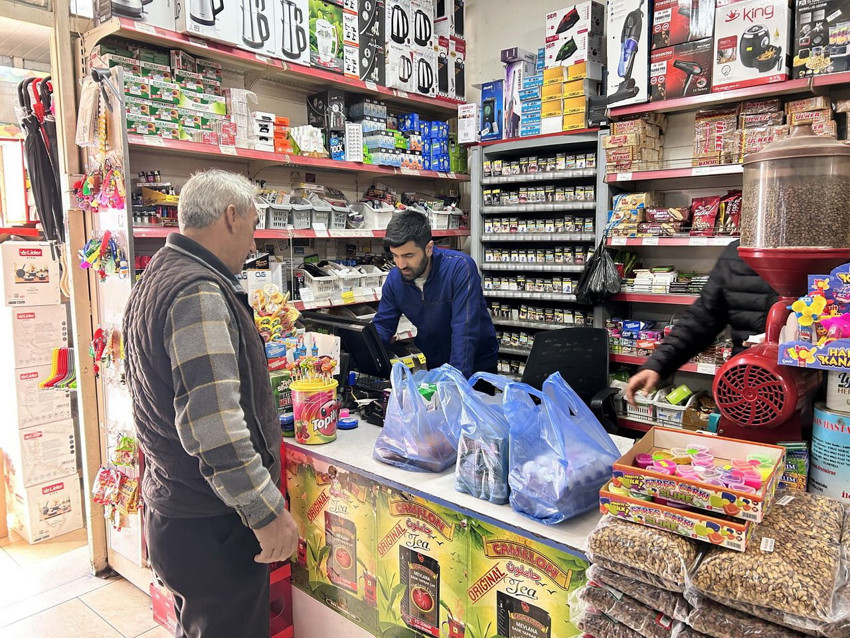 Yüzlerce depremzedenin veresiye defterini kapattı - Resim: 3
