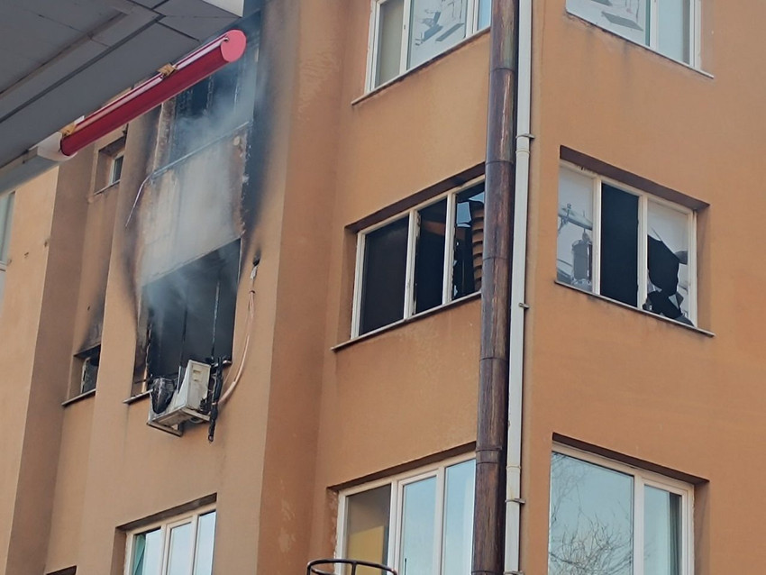 İstanbul'da 5 katlı bir binada yangın paniği - Resim: 3