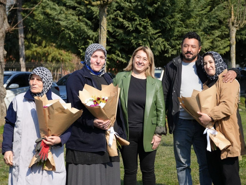 Belediyeden çalışan kadınlara ağlatan sürpriz; gözyaşları içinde kaldılar - Resim: 1