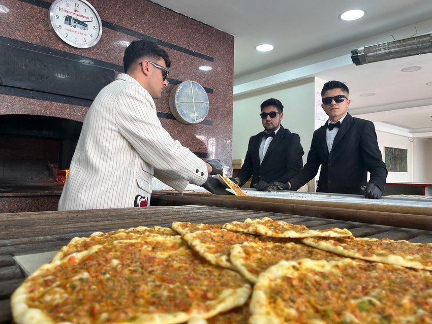 Türkiye'nin ''takım elbiseli fırıncıları'' kamerada - Resim: 2