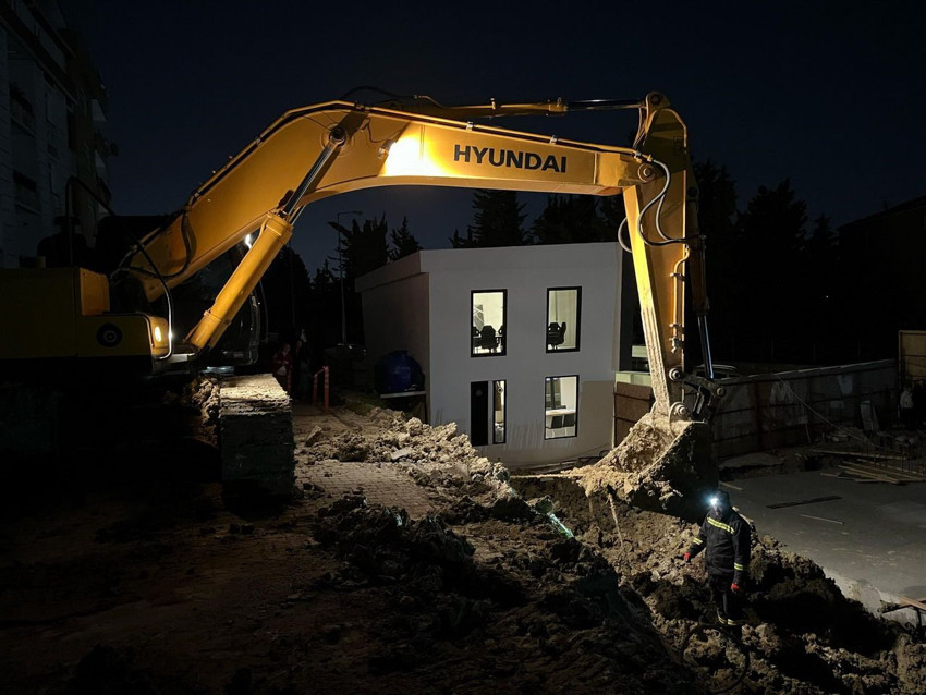 İstanbul'da inşaat sırasında yol çöktü - Resim: 1