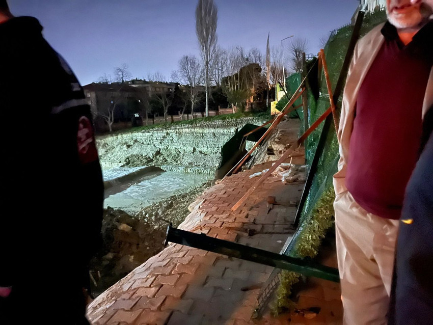 İstanbul'da inşaat sırasında yol çöktü - Resim: 2
