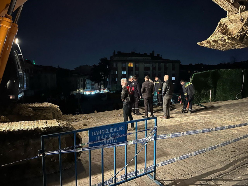 İstanbul'da inşaat sırasında yol çöktü - Resim: 3