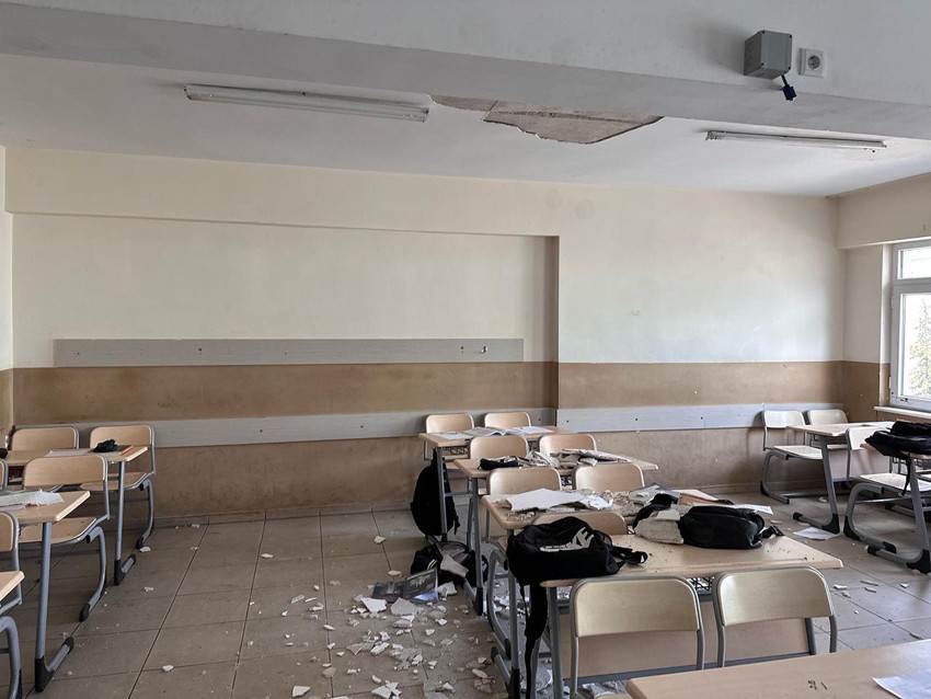 Sınıfta tavan çöktü, deprem oldu sandılar - Resim: 1