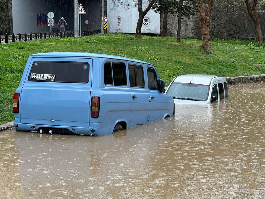 Sağanak yağış yolları göle çevirdi, araçlar su altında kaldı - Resim: 2