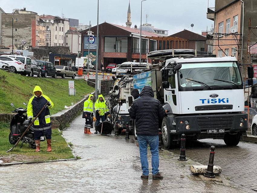 Sağanak yağış yolları göle çevirdi, araçlar su altında kaldı - Resim: 4