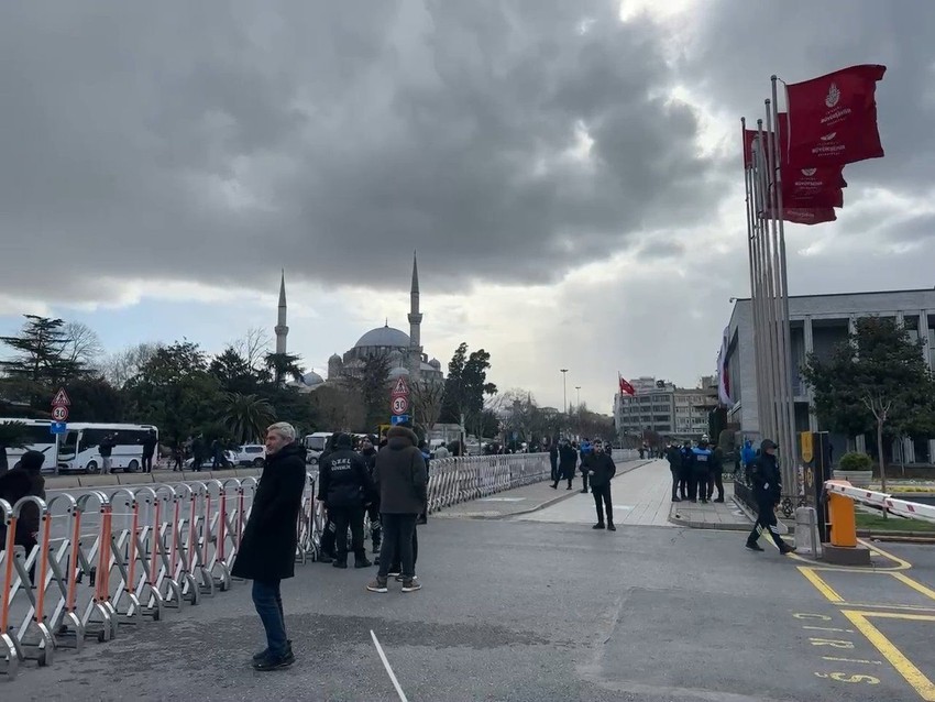 İstanbul Büyükşehir Belediye binası önünde güvenlik önlemi alındı - Resim: 2