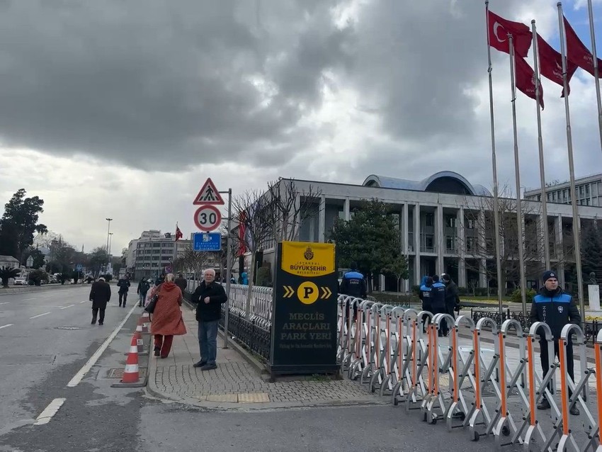 İstanbul Büyükşehir Belediye binası önünde güvenlik önlemi alındı - Resim: 3