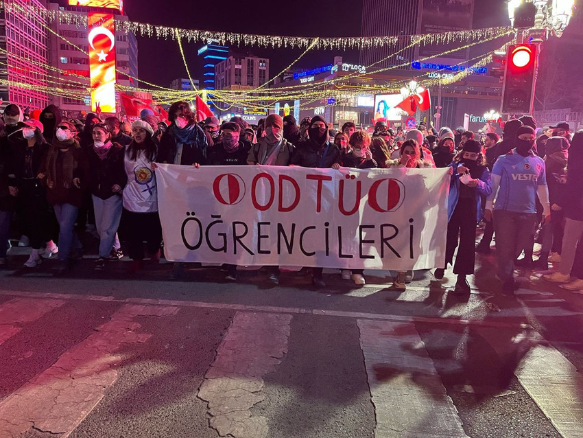 Ankara'da polis ile göstericiler karşı karşıya geldi: Gözaltılar var - Resim: 1