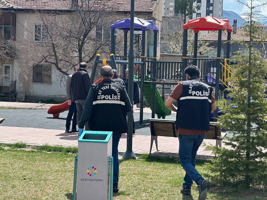 Çocuk parkında dehşet! Bir çocuk bıçaklandı - Resim: 1
