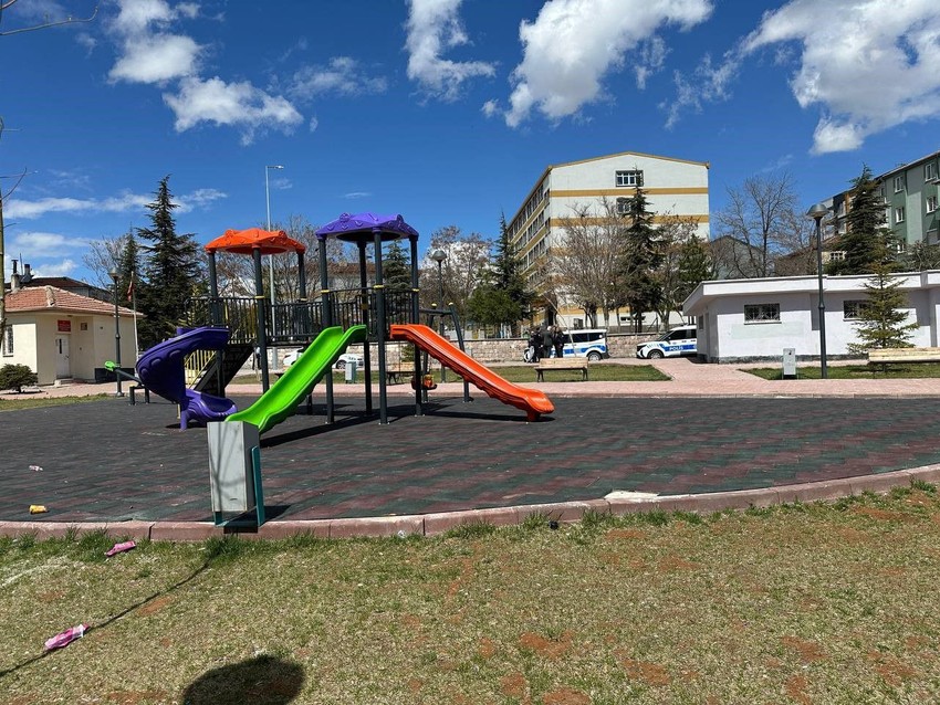 Çocuk parkında dehşet! Bir çocuk bıçaklandı - Resim: 2