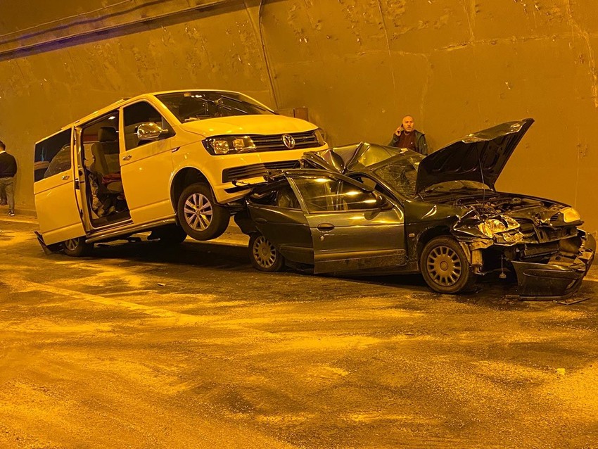 TEM'de 8 araç birbirine girdi; İstanbul yönü ulaşıma kapandı - Resim: 2
