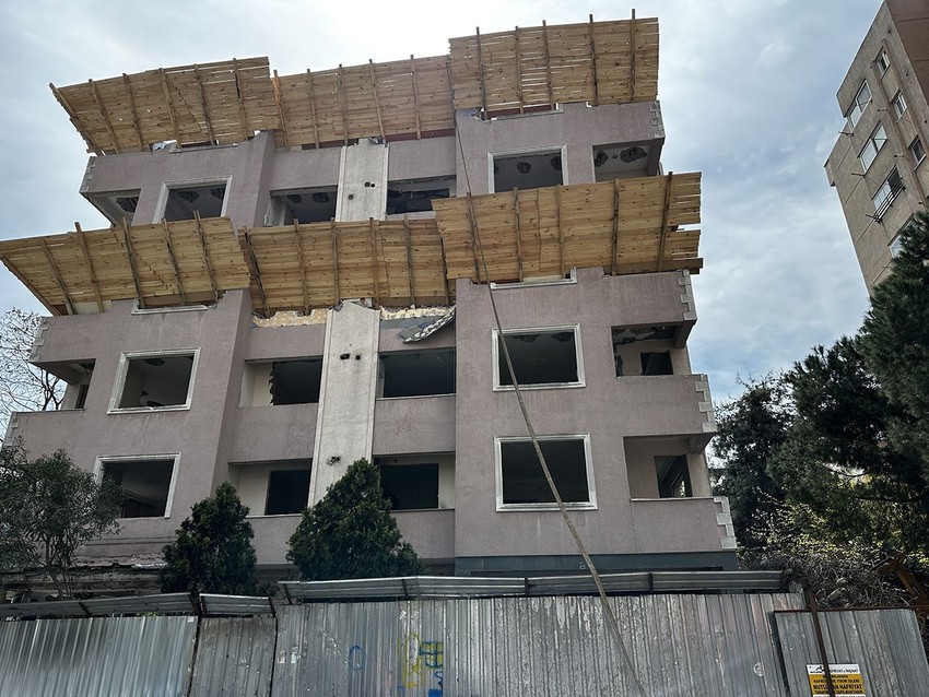İstanbul'da kentsel dönüşüm şantiyesinde kepçe operatörü 5'inci kattan düştü - Resim: 2
