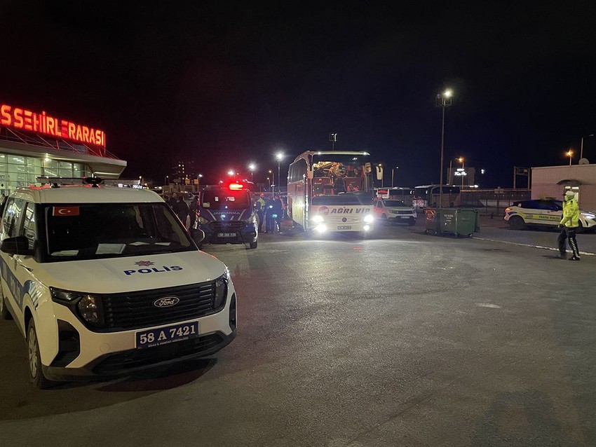 Yolcu otobüsünün şoförü bir kişiyi ezip geçtikten sonra kendini ihbar etti - Resim: 1
