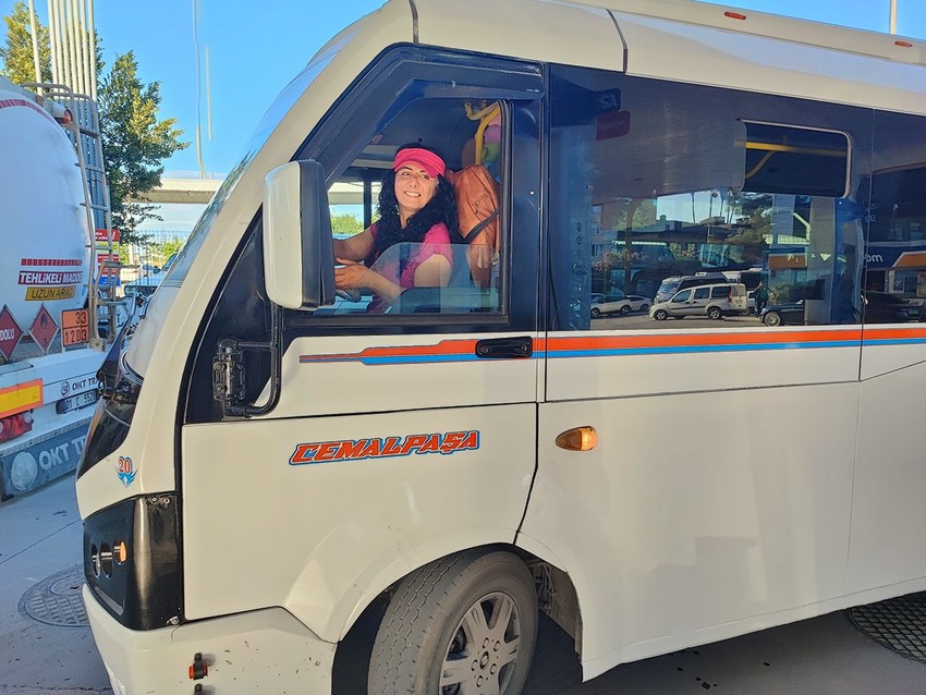 O Türkiye'nin gerçek şoför Nebahat'i... Minibüse binen şaşkınlığını gizleyemiyor - Resim: 4