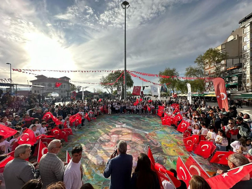 Bandırma’da Atatürk portresi için dev puzzle etkinliği Cumhuriyet Meydanı’nı renklendirdi - Resim: 2