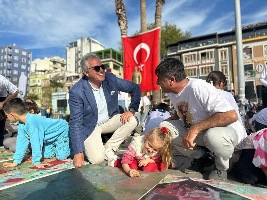 Bandırma’da Atatürk portresi için dev puzzle etkinliği Cumhuriyet Meydanı’nı renklendirdi - Resim: 3