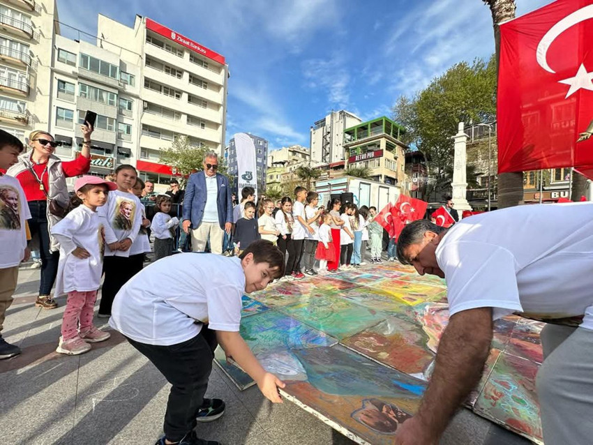 Bandırma’da Atatürk portresi için dev puzzle etkinliği Cumhuriyet Meydanı’nı renklendirdi - Resim: 4