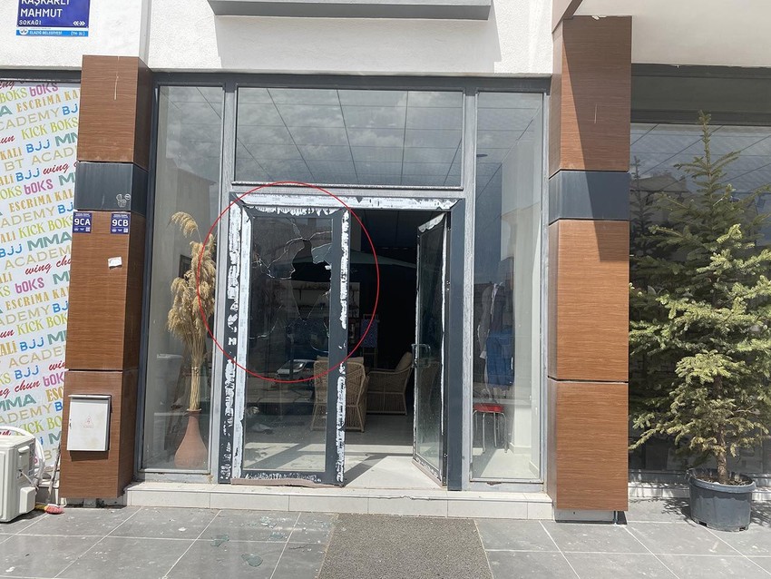 Magandalar Halk Eğitim Merkezi'ni bastı! Öğretmeni dövüp, camı çerçeveyi indirdiler - Resim: 1