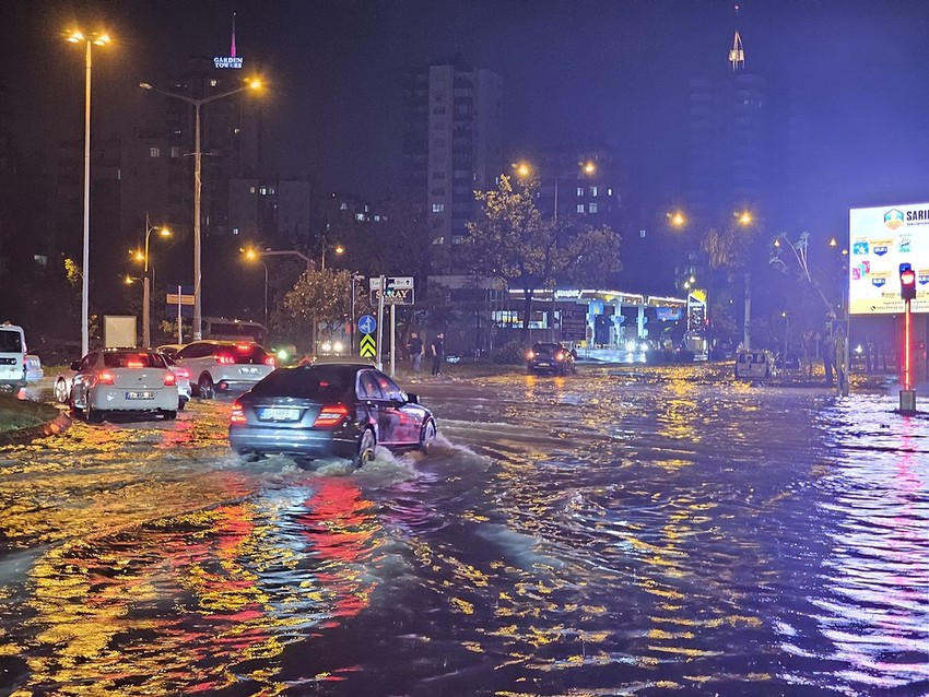 Adana'yı sağanak vurdu... Yollar sular altında kaldı - Resim: 2