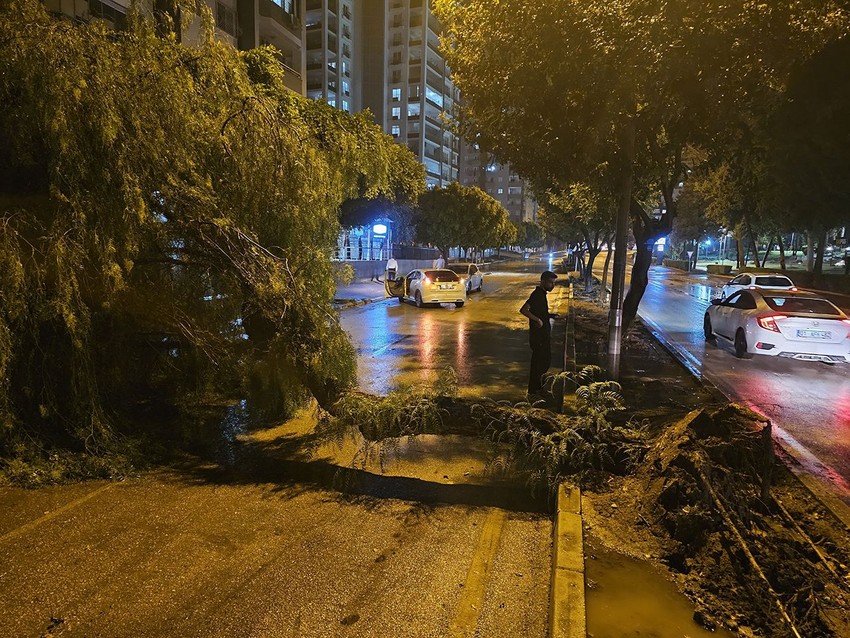 Adana'yı sağanak vurdu... Yollar sular altında kaldı - Resim: 1