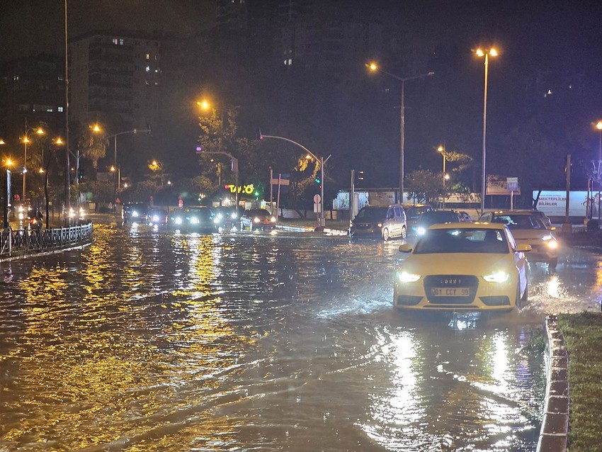 Adana'yı sağanak vurdu... Yollar sular altında kaldı - Resim: 4