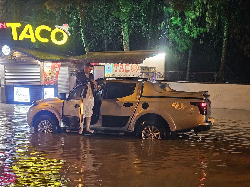 Adana'yı sağanak vurdu... Yollar sular altında kaldı - Resim: 3