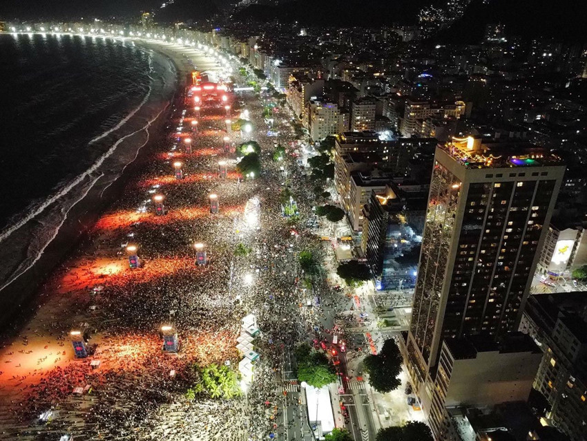 Ünlü şarkıcıdan tarihe geçen konser: 2 milyon kişi katıldı - Resim: 2