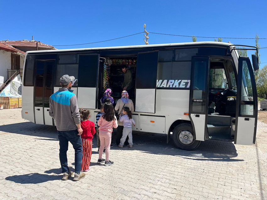 İlk olarak pandemide başlamıştı... Artık tüm marketi sırtına yükleyip köy köy geziyor... - Resim: 2