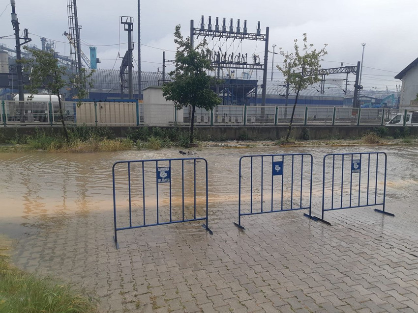 Bandırma'da metrekareye tam 70 kg yağış düştü her yer göle döndü - Resim: 4
